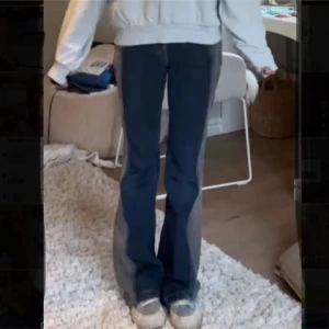 Blå bootcut jeans - Säljer mina super coola slutsålda weekday jeans! Snygga blå bootcut jeans med en klassisk look. De har en lågmidjad passform och är perfekta för en avslappnad stil. Jeansen har en dragkedja och knappar framtill. Passar mig som är 165. Endast använda 1 gång! Lånad bild 