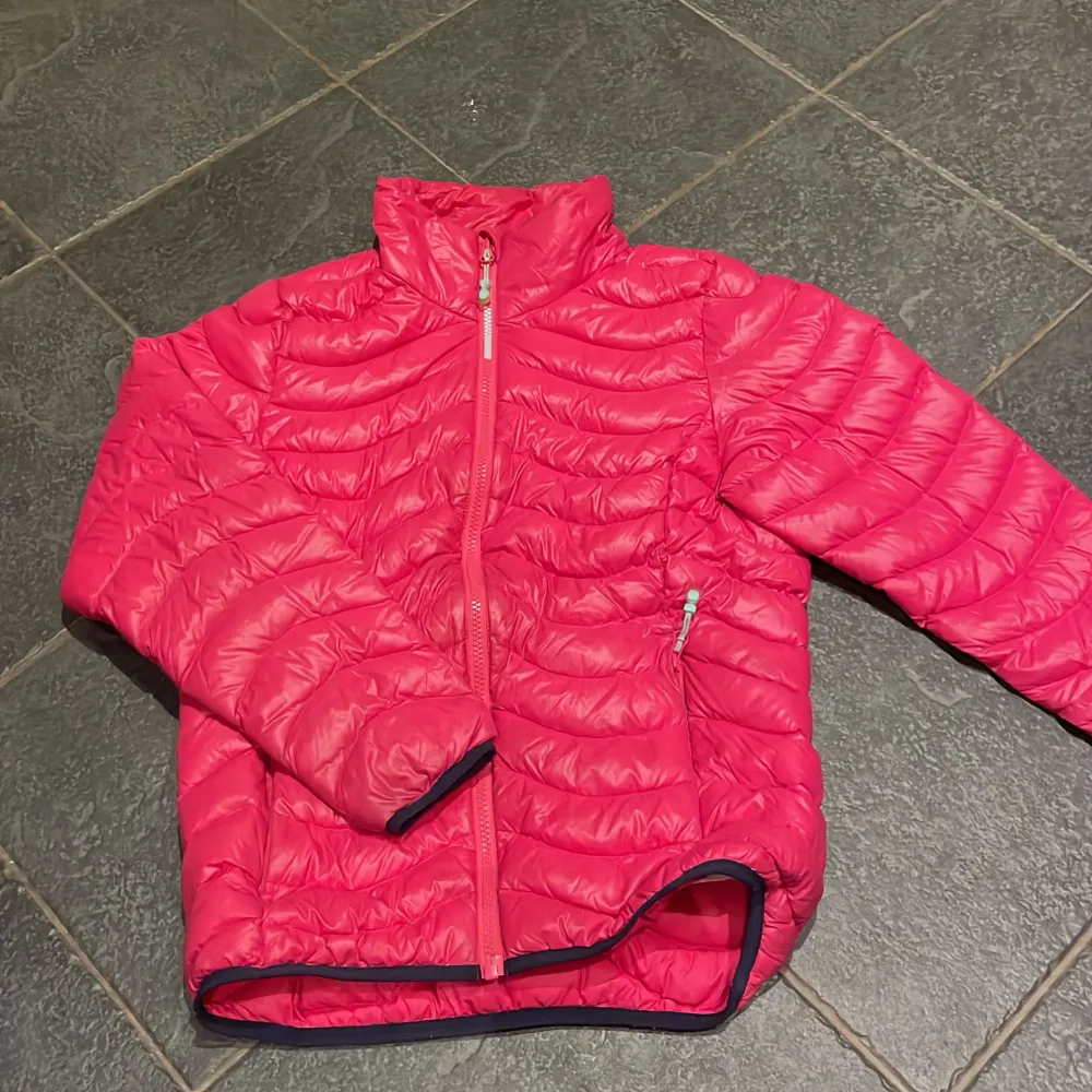 Säljer en snygg rosa dunjacka från Neomondo i storlek Junior 12, (152) 💕. Takit.