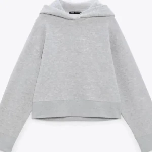 Grå hoodie från Zara - Säljer en stilren grå hoodie från Zara. Den har en klassisk design med huva och långa ärmar. Säljer pga fel storlek 