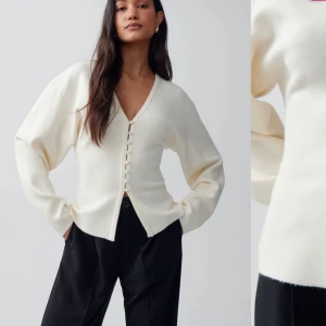 Vit kofta ”knitted shaped cardigan”  - Vit kofta från gina, säljer för 400, men om många är intresserade kanske jag höjer priset💞💞 använd några gånger men ändå som ny, inte nopprig alls🙏🏻🙏🏻