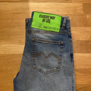 Blå jeans från Montén - Snygga blå jeans från Montén! De har en normal passform och är tillverkade i slitstarkt denim. Skicket är som nytt och är knappt använda. Storleken är 28/28, bara att höra av dig vid intresse och frågor!🥂