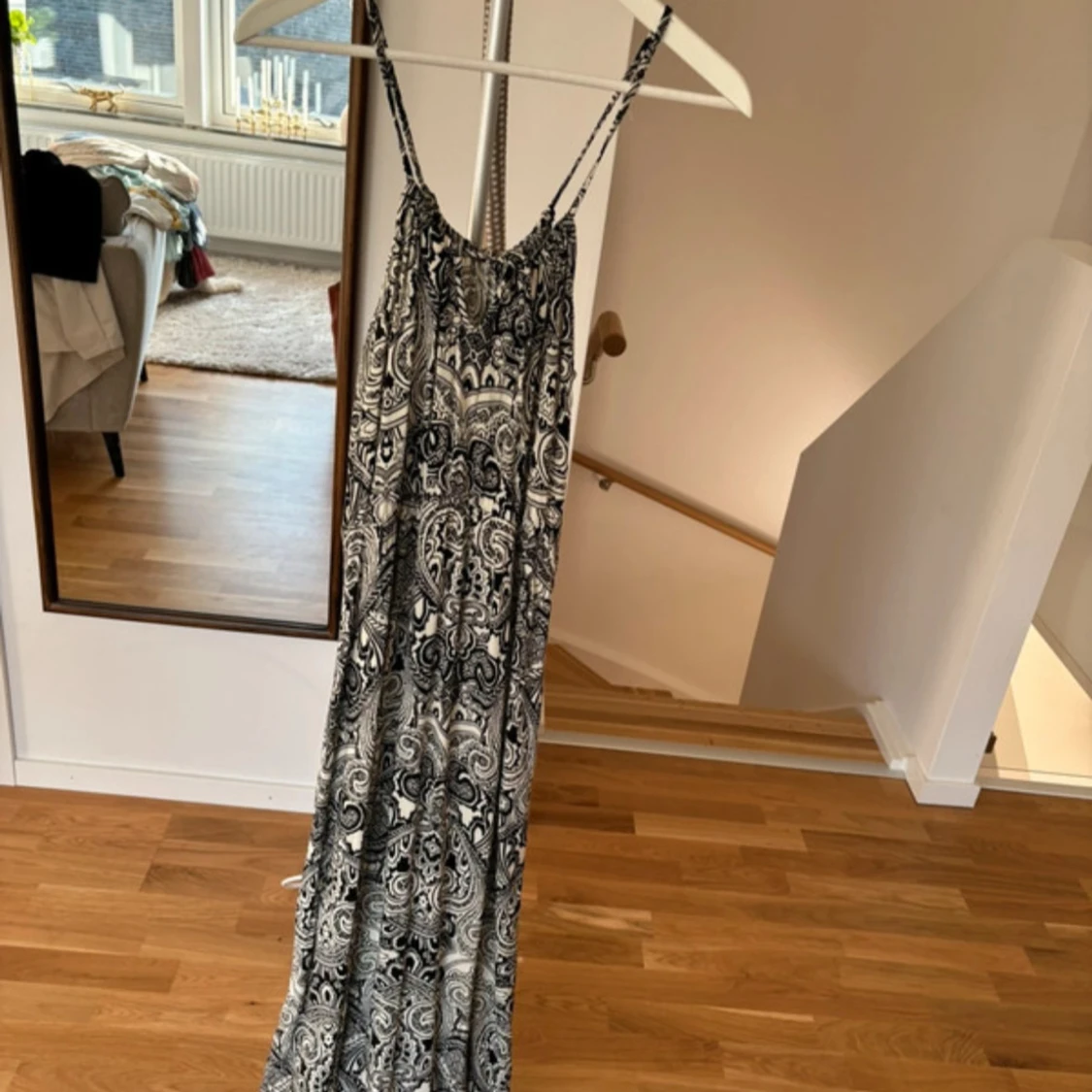 Svartvit långklänning med mönster