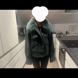 Grön jacka med pälskrage - Säljer nu min meotine jacka. Storlek S/M. Jackan är i en super fin grön färg, som passar perfekt på våren och hösten. Det förekommer defekter (se bilder). Men inget som man tänker på när man har på sig jackan. 