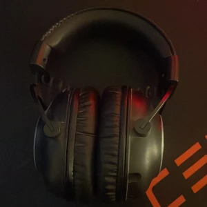 Logitech x lightspeed  - Säljer dessa riktigt skön hörlurar som är extremt bra för gaming det är ett väldigt skönt och bra ljud i dem💯 Men micken funkar inte därför är det ett väldigt bra pris köpt för 1600kr söka ny för endast 799kr🙌 Mick kan köpas separat och kostar runt 200kr annars  kan man köpa en mikrofon och använda det.