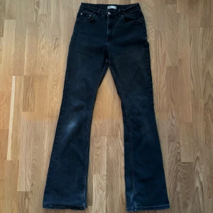 Flared Jeans  - Säljer ett par snygga flared jeans från Gina Tricot. Dom är väl använda men i bra skick. Dom är midwaist/highwaist och utsvängda längst ned. Midjemått rakt över: 34 cm, Innerbenslängd: 80 cm och Ytterbenslängd: 110 cm. 