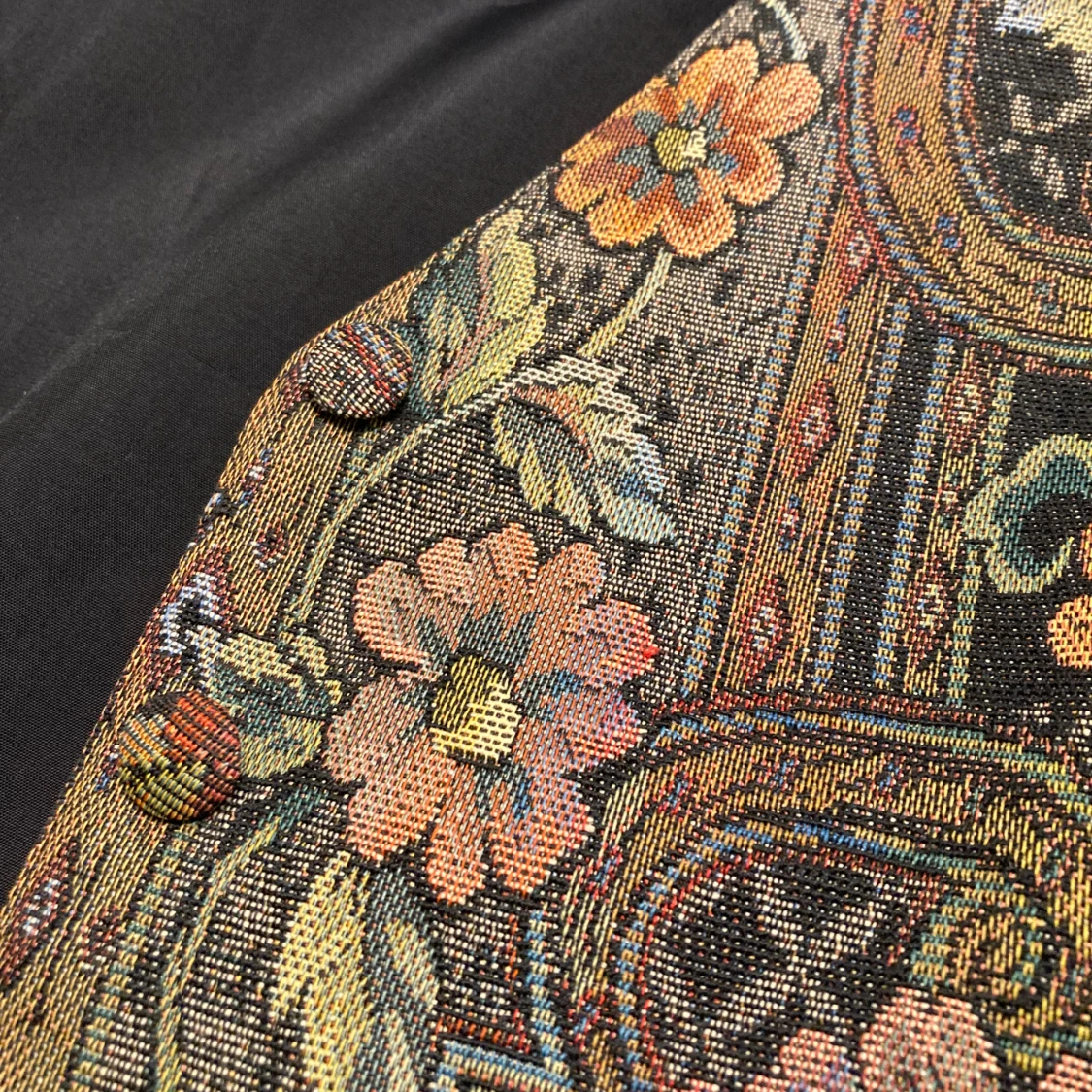 Blommig väst med knappar - 92