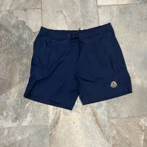Moncler badbyxor  -  inte använda så mycket köpta för typ 3500 säljer för 599