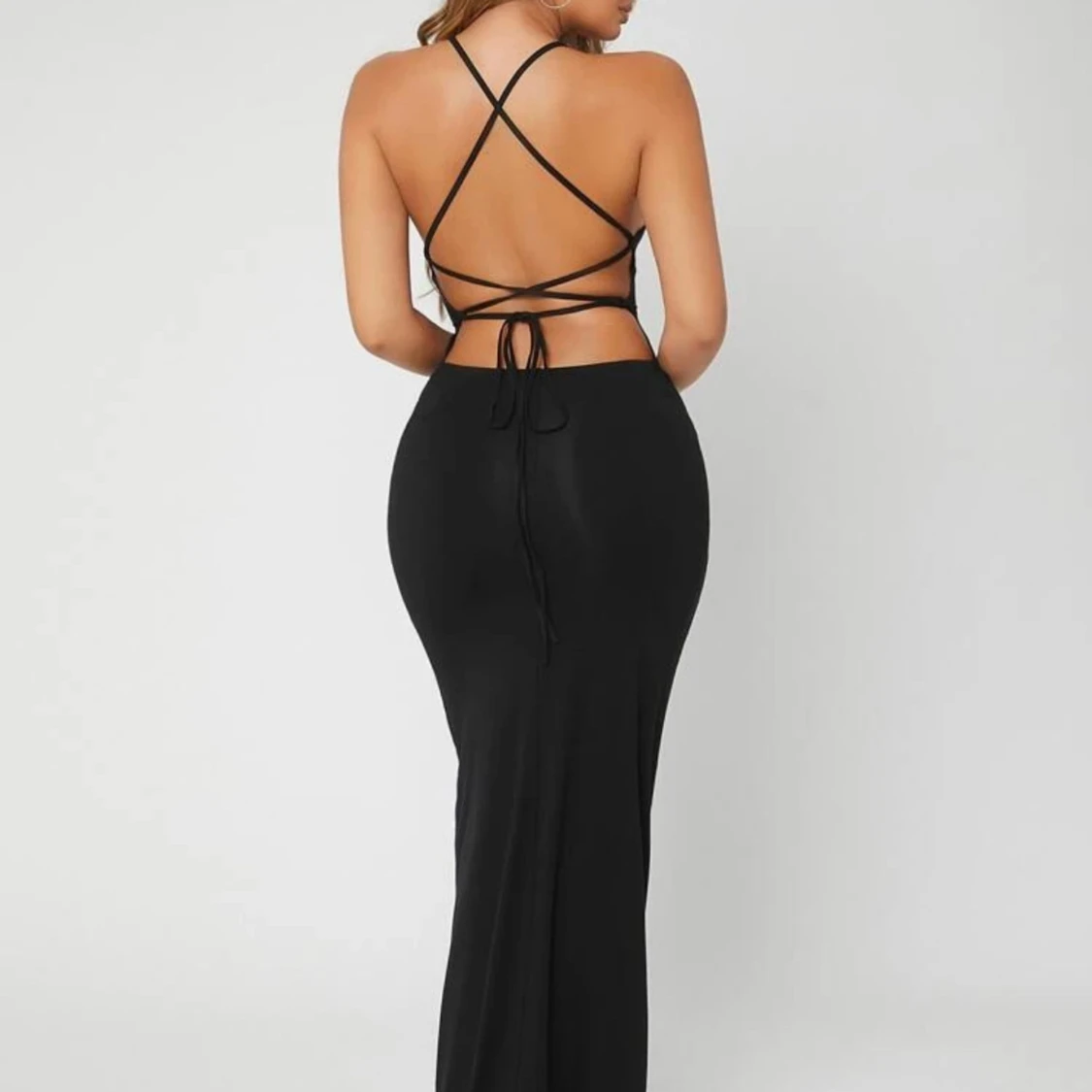 Svart långklänning med öppen rygg - 90