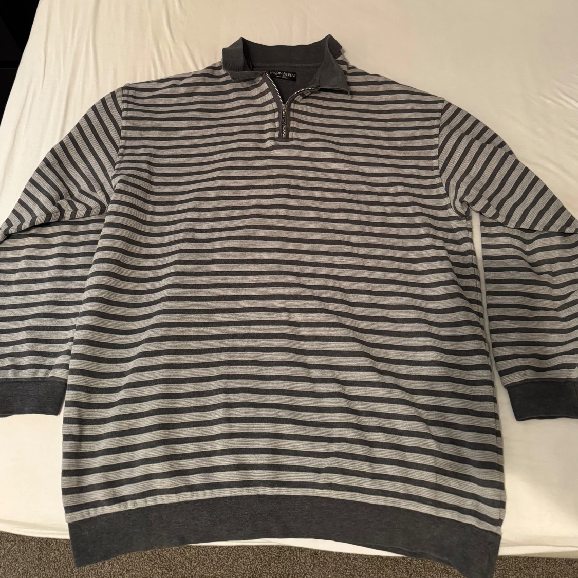 Grå randig tröja från Yves Saint Laurent