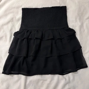 Kjol från bikbok  - Svart kjol från bikbok. Storlek XS. Aldrig använd inga skador eller annat.