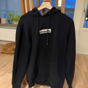 Svart hoodie från Carlings - Välanvänd, enda defekten är att en metallbit saknas på ett snöre