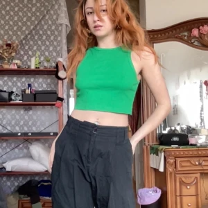 Grönt ribbat linne - Snygg grönt ribbat linne i lite tjockare bomull. Toppen är ärmlös, croppad och stretchig.  Längd: 38cm