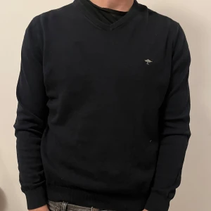 Blå v ringad tröja  - En blå v ringad stickad tröja som jag inte använder längre på grund av storleken men är fortfarande i bra skick.