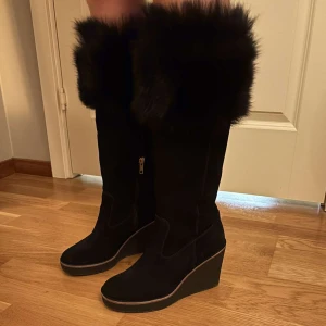 Uggs stövlar - Säljer ett par högklackade stövlar från ugg med fluff på!