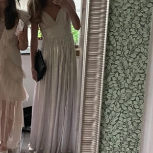 Balklänning - Säljer denna jättefina balklänningen med slits, köpte här på Plick (kommer från bubbleroom från början) Den är i storlek 34 och passar mig som är 170 lång.  Den har en lite fläck (se andra bilden) men inget som syns!! Skriv för fler bilder eller frågor💞