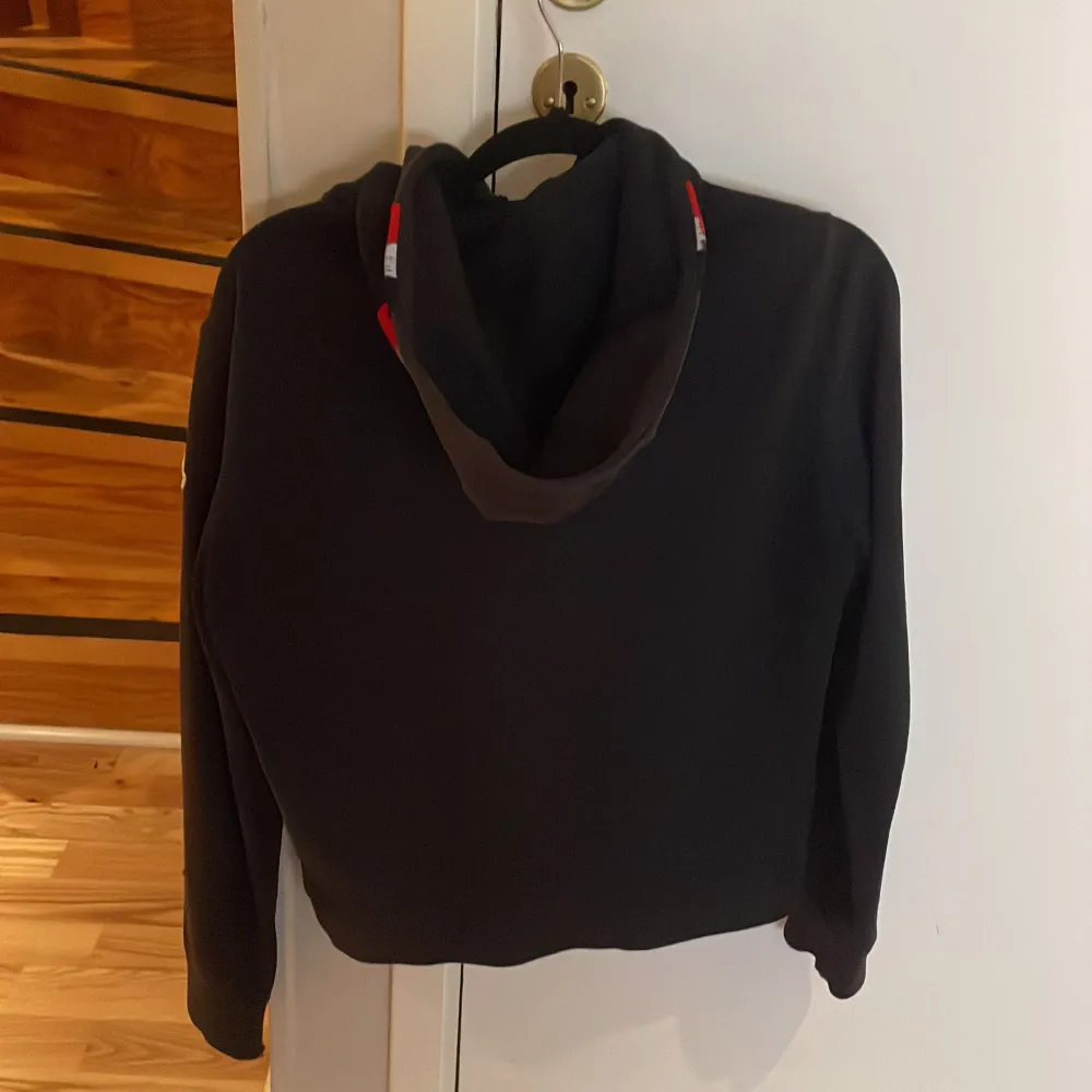Nu säljer jag denna Cardigan som jag har haft ett tag. Det är en gammal model som inte säljs längre. Det finns väldigt små fel på den som exempelvis små små hål. Storleken är runt 162cm till 170cm och 12-16 år. Priset är inte fast!. Takit.