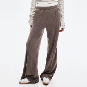 Bruna mjukisbyxor - Snygga brun/beige mjukisbyxor med medelhög midja men går att vika ner så de blir lågmidjade 😍😍🤩 skriv för egna bilder!! (slutsålda på h&m just nu)
