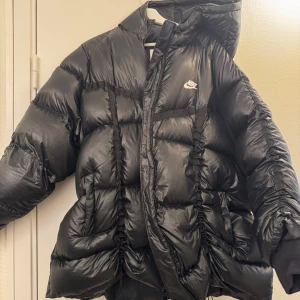 Nike pufferjacka  - Sparsamt använd, som ny! Innehåller dunn! Är väldigt oversized!
