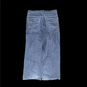 Baggy jeans - As feta mörkblåa baggy jeans med galet feta fickor, har lite heelbite men annars bra skick, ytterbensläng 102cm, innrebenslängd 78cm, midja 47cm, benöppning 25cm