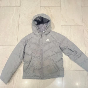 Grå dunjacka från Nike - Grå jacka 