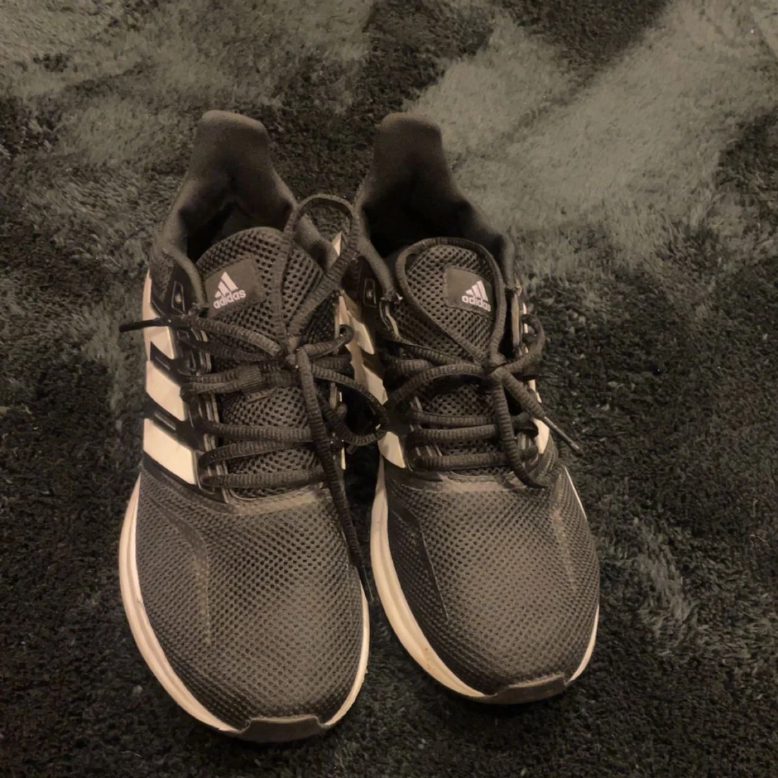 Svarta Adidas sneakers med vita detaljer - 90