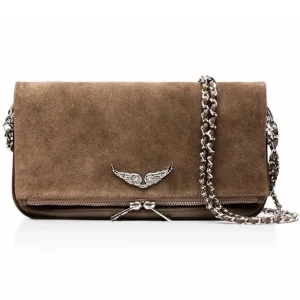 Brun mocka axelväska med kedja från Zadig - Snygg brun axelväska från Zadig i mocka med en elegant kedja och ett dekorativt emblem framtill. Väskan har en dragkedja och är perfekt för att ge en stilren touch till din outfit.