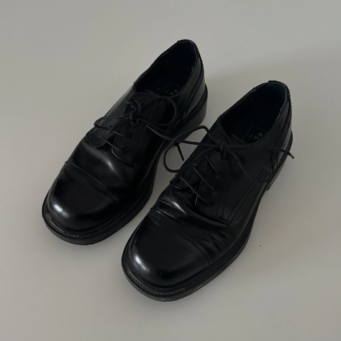 svarta square-toe snörskor i skinn