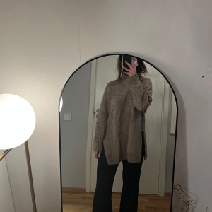 Stickad Arket-polo - Ljusbrun stickad polo tröja från Arket. Alpacka och ull. Slits på sidan samt i slutet av ärmarna. Storlek M.