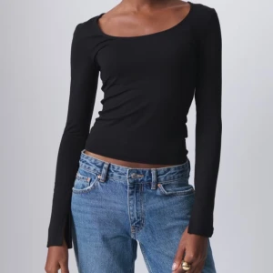 Gina tricot soft touch tröja med slits - Säljer min skit snygga svarta långärmade tröja som har slits vid slutändan av ärmarna från gina tricot (soft touch) storleks lappen är borta för att den kliade innan men det är storlek S tror jag men passar även xs och M inte så använd tyvärr men säljer den pågrund av att den är lite stor på mig tyvärr🫶🏼