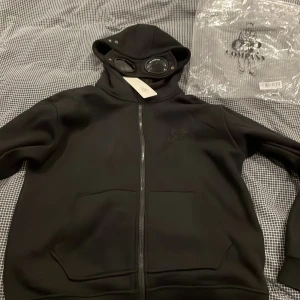 Cp company - Helt ny aldrig använda påse ingår fast påsen är lite sönder fråga om fler bilder pris kan diskuteras.