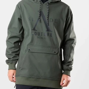 Grön hoodie från Slade Couture - Snygg grön hoodie från Slade Couture med tryck framtill. Den har en stor ficka med knappar och dragkedja på sidan. Justerbar huva med dragsko och ribbade muddar vid ärmslut och nederkant. Jag kan ge egentagna bilder vid förfrågan det var bara pnklarw att ta från hemsidan❤️❤️❤️