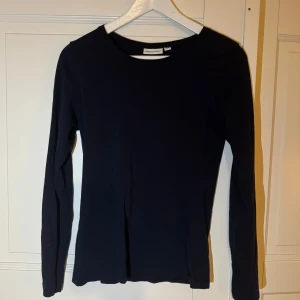  Kappahl tröja  - Snygg och enkel mörk blå långärmad topp från Kappahl. Perfekt basplagg för alla tillfällen. Tillverkad i mjukt material för en bekväm passform.