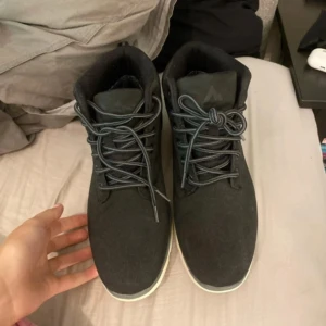 Svarta boots från McKinley - Snygga svarta boots från McKinley med snörning och en robust sula i kontrasterande färg. Perfekta för höst- och vinterväder med en stilren design.