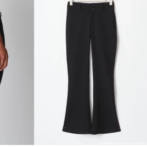 Y2K bootcut kostymbyxor  - Snygga svarta bootcut byxor från Gina. Säljer endast då de va för små i stl, därför är även varan helt i nyskick med lapparna kvar på. Nypris är 499kr💕