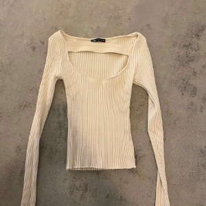 Beige ribbad topp från Zara - Trendig tröja som jag köpte från Zara i Spanien, tyvärr passar den inte mig längre o drf vill jag sälja :( har dock inte använt den så mycket, så den är i ny skick Pris kan diskuteras 👍🏻