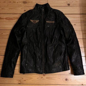 Svart läderjacka  -  Skinnjacka från Tom Tailor 