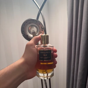 Tonka Cola Eau de Parfum från Mancera - Säljer en flaska Tonka Cola Eau de Parfum från Mancera. Parfymen kommer i en elegant glasflaska med guldfärgat lock och levereras i en lyxig svart förpackning samt en guldig påse. Doften är unik och spännande, perfekt för den som vill sticka ut.