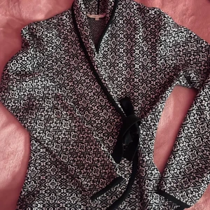 Svartvit mönstrad omlottkofta - Snygg svartvit omlottkofta stl XS-S