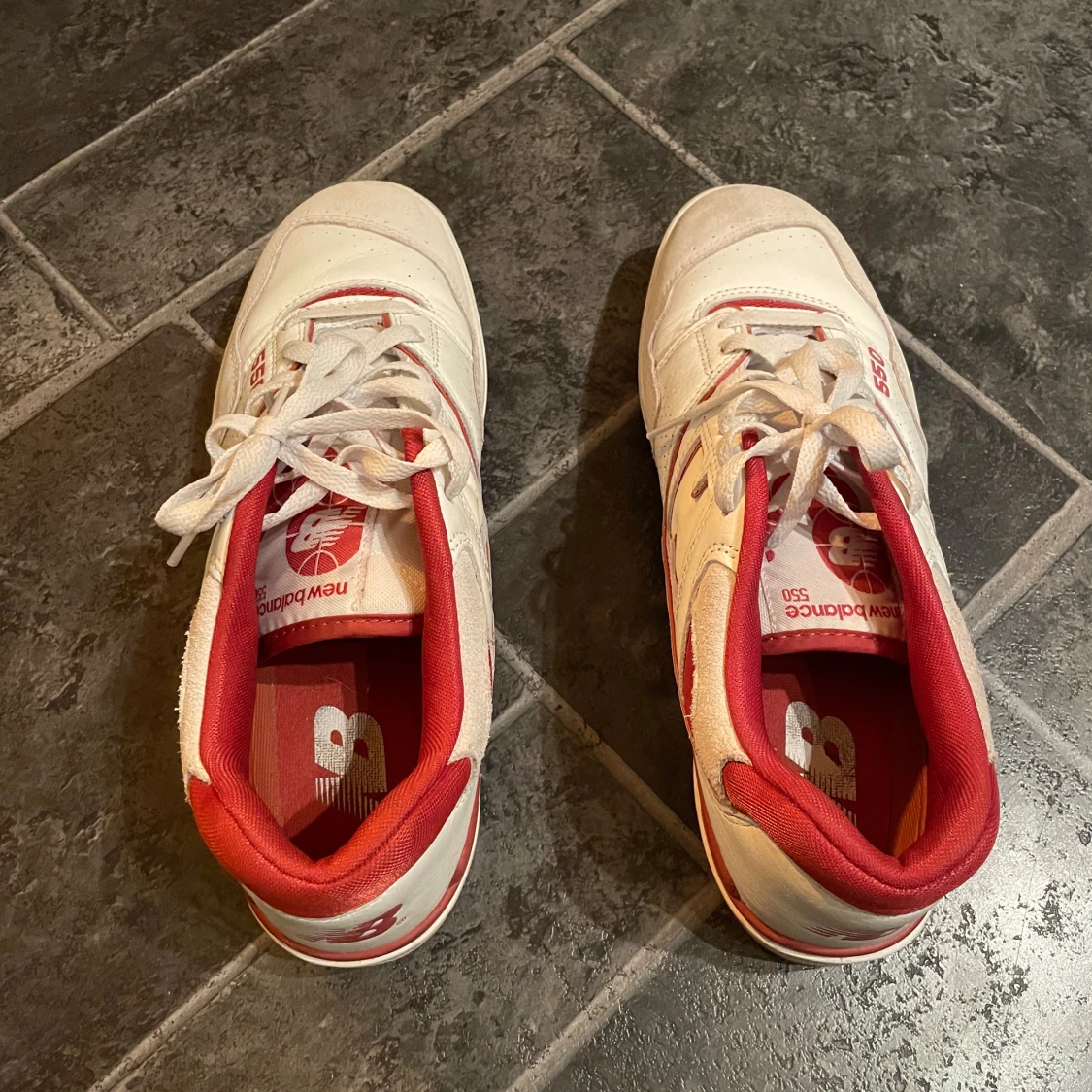 New Balance 550 sneakers i vitt och rött
