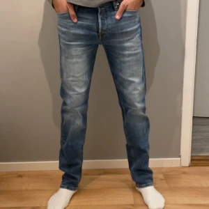 Jack & Jones tapered mike - Nästan helt nya Jack&Jones byxor som säljs då jag knappast använder! | Skick:10/10 | Nypris: 599😊| priset ej huggit i sten!