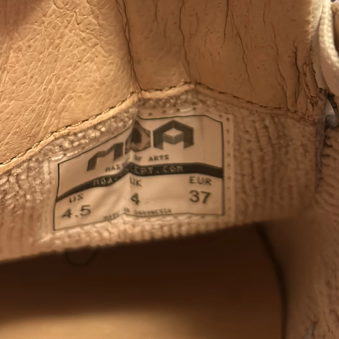 Helt nya vita sneakers från MOA  - 93