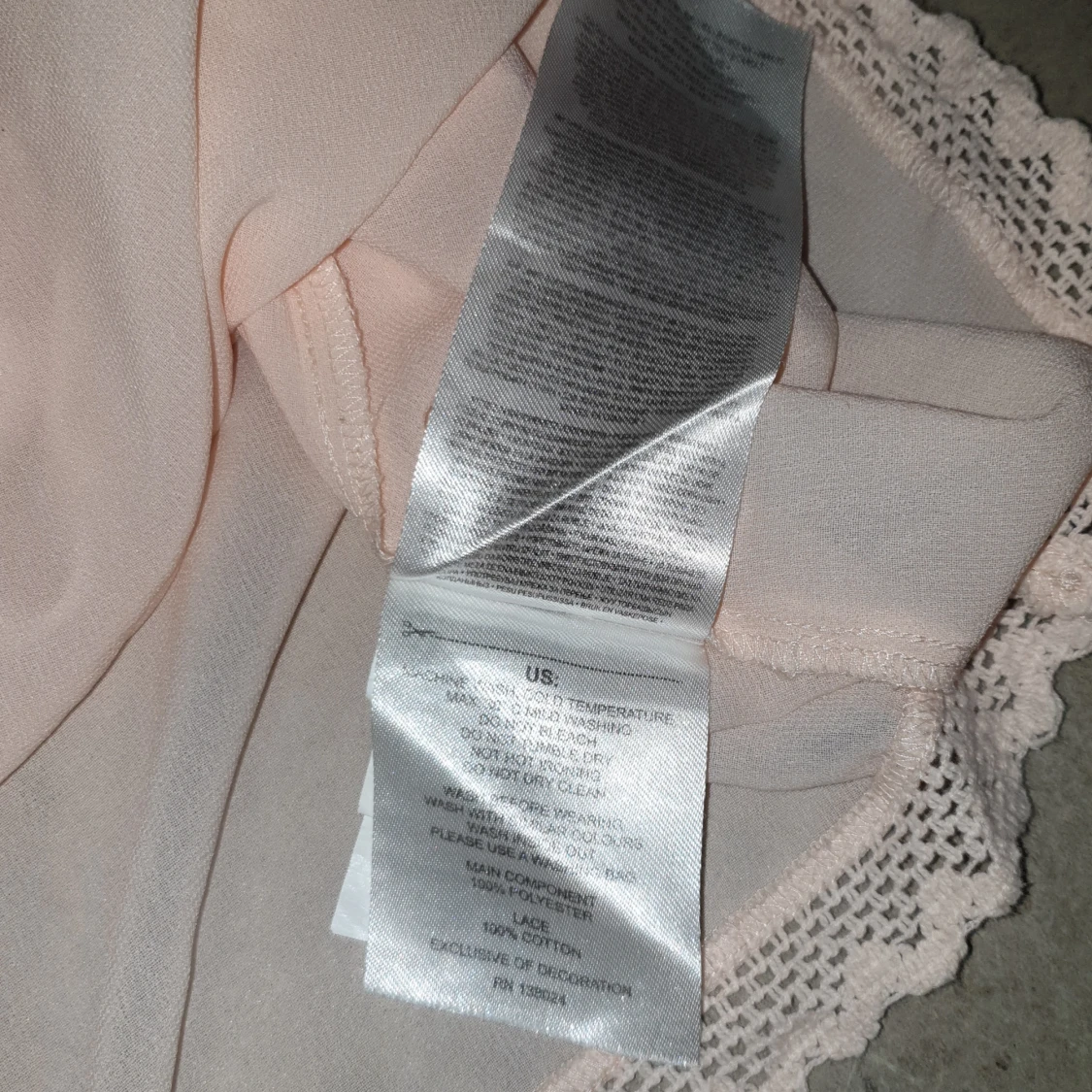 Puderrosa topp med spetsdetaljer - 2