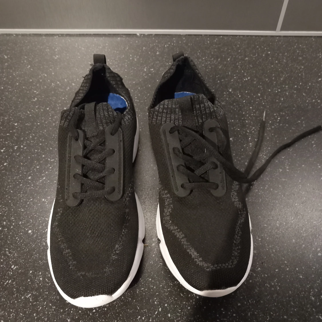 Svarta sneakers med vit sula - 90