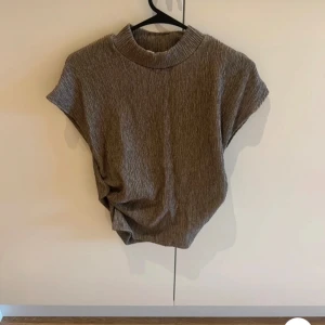 Brun stickad sett  från NA-KD - Snygg brunt sett  från NA-KD med korta ärmar och lång kjol ända ner till fötterna . Perfekt för en stilren och bekväm look.