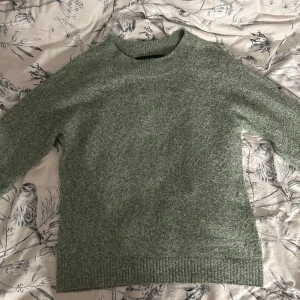 Vero Moda tröja - Säljer den här populära  stickade tröjan från vero Moda i storlek xs pågrund av att den inte kommer till användning! Lite nopprig!❤️