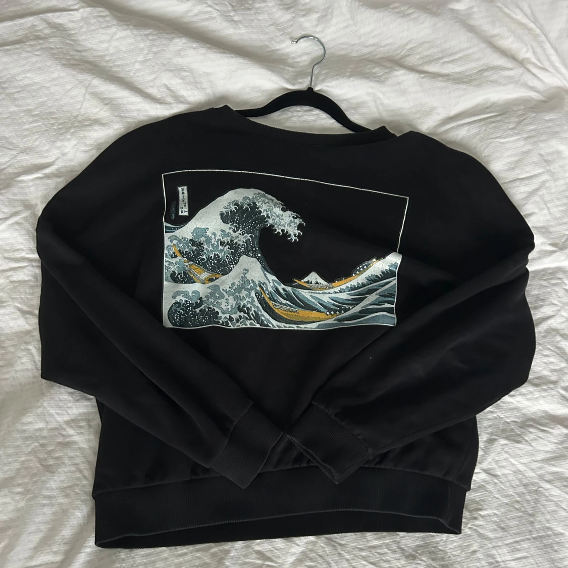 Svart tröja med vågmotiv - 91