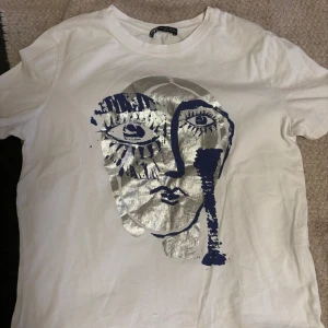 T shirt med tryck - Snygg T-shirt med tryck från Zara. Köpte i Prag. Inga defekter.