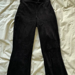 Mjukisbyxa  - Manchester liknande tyg i bootcut modell. 