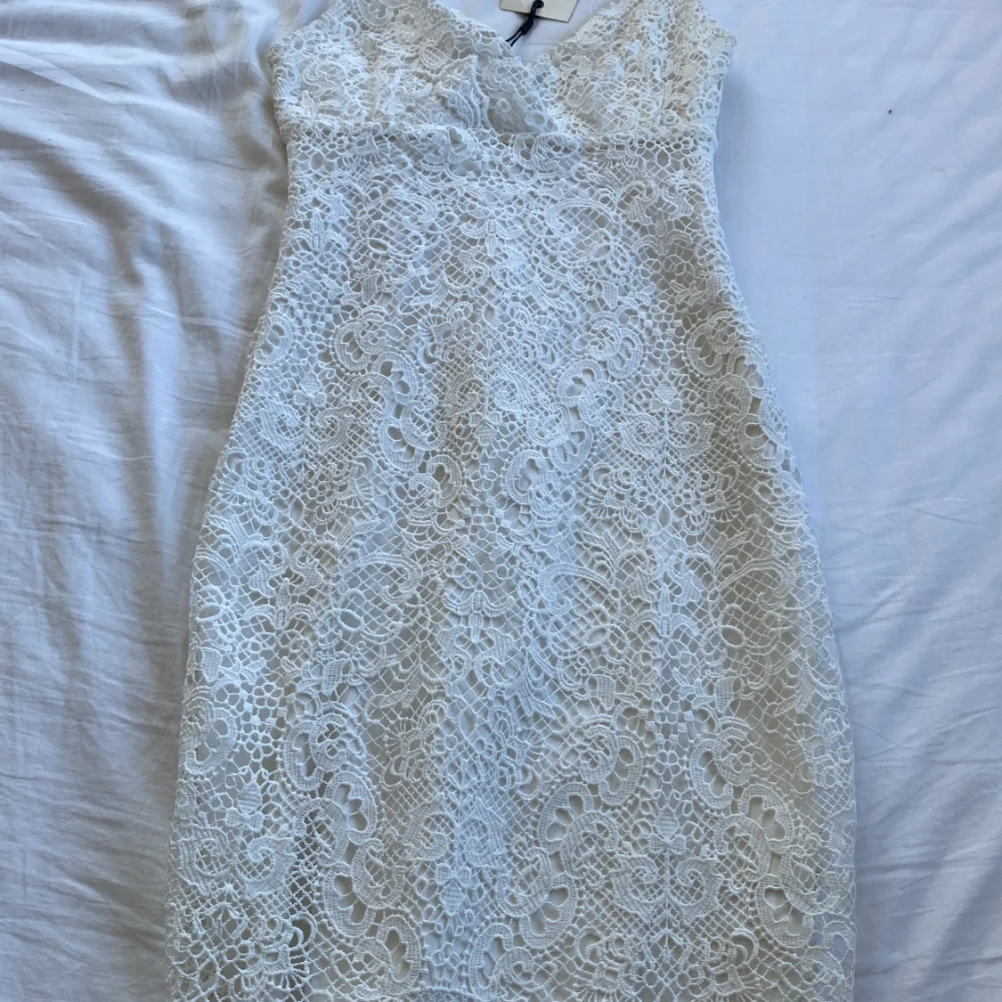 Vit spetsklänning från Bik Bok