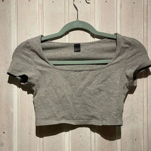 Grå magtröja - Mycket lite använd tröja i bra skick! Vet ej storlek eller märke men tror storlek xs-s. Pris går att diskutera 💘